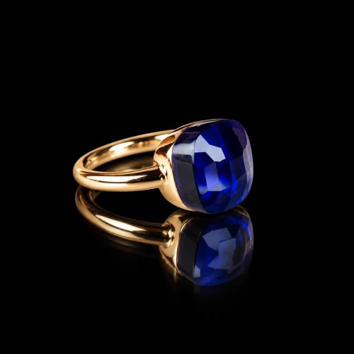 Ring in roos goud gezet met fel blauwe agaat
