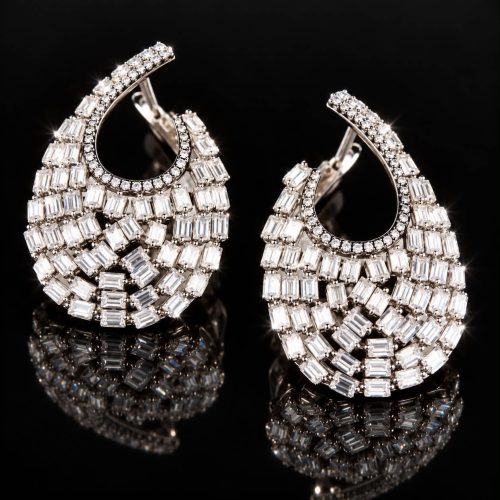Model La Bagette Lune zilveren oorringen gezet met bagetten cubic zirconia