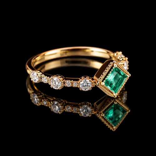 ring in geel goud gezet met smaragd en diamant