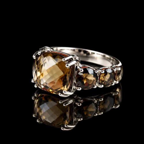 Ring in wit goud gezet met rookkwarts