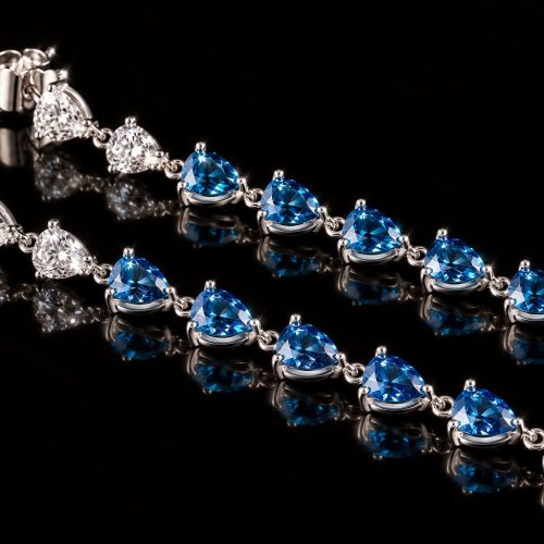 Lange zilveren oorringen oorbellen gezet met blauwe hartjes