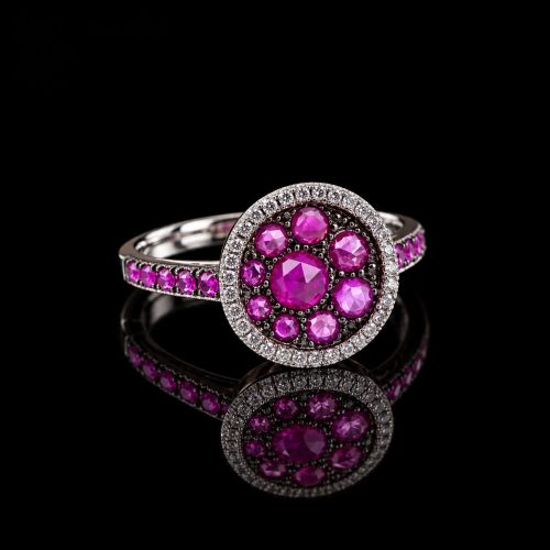 Ring in wit goud gezet met robijn en diamant