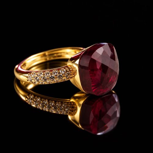 Ring in zilver geelgoud verguld model Pomellato met rode steen en cubic zirconia