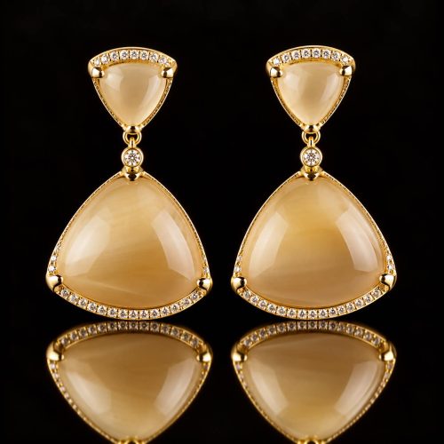 Zilveren oorringen oorbellen geel goud verguld Model Triangel Love gezet met bruine stenen en cubic zirconia