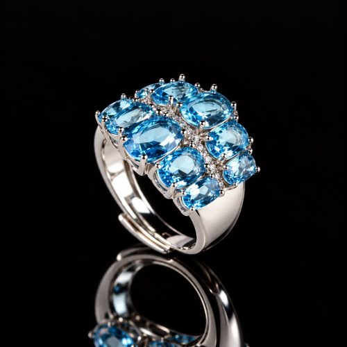 Brede zilveren ring gezet met licht blauwe stenen en cubic zirconia