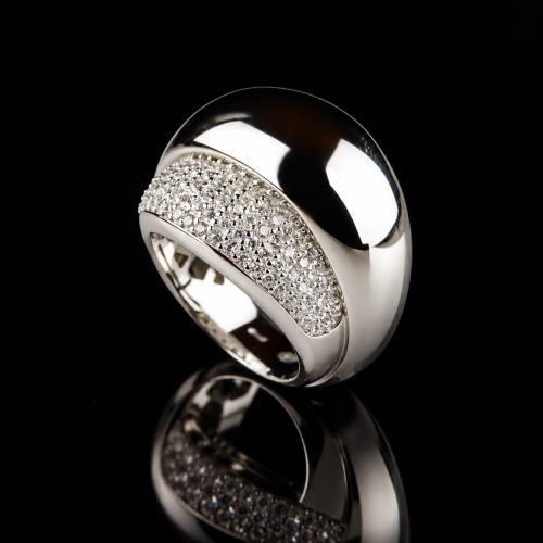 Brede zilveren ring gezet met cubic zirkonia