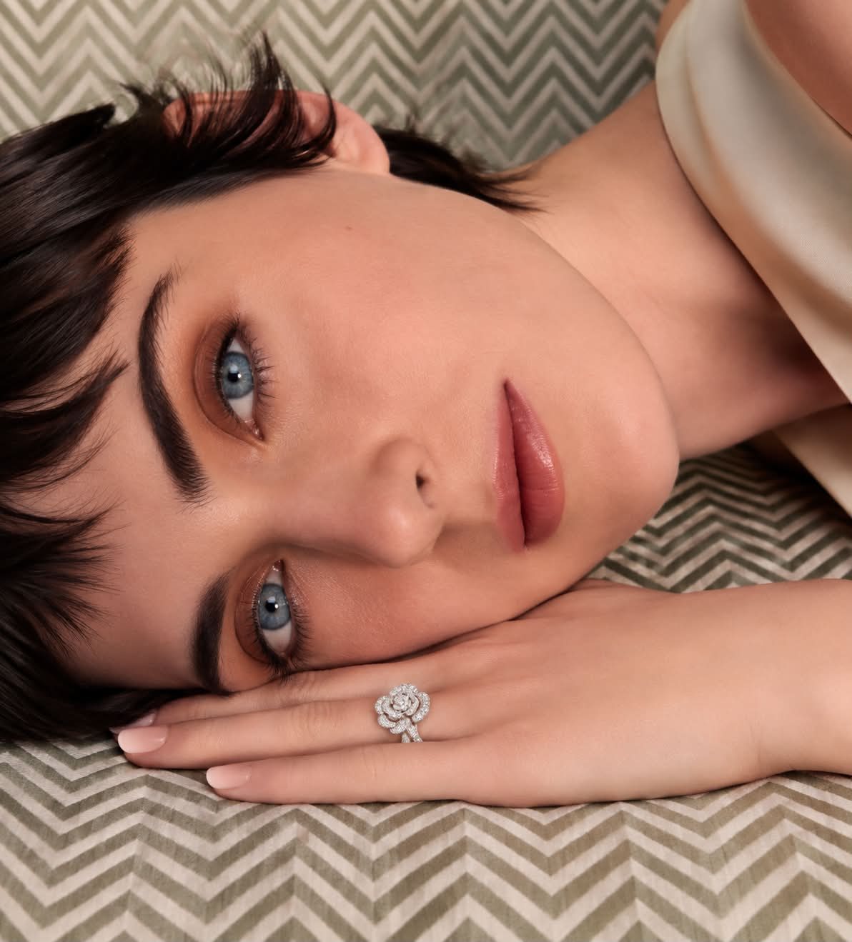 Model met een witgouden roosring met diamanten van Sophie De Sutter